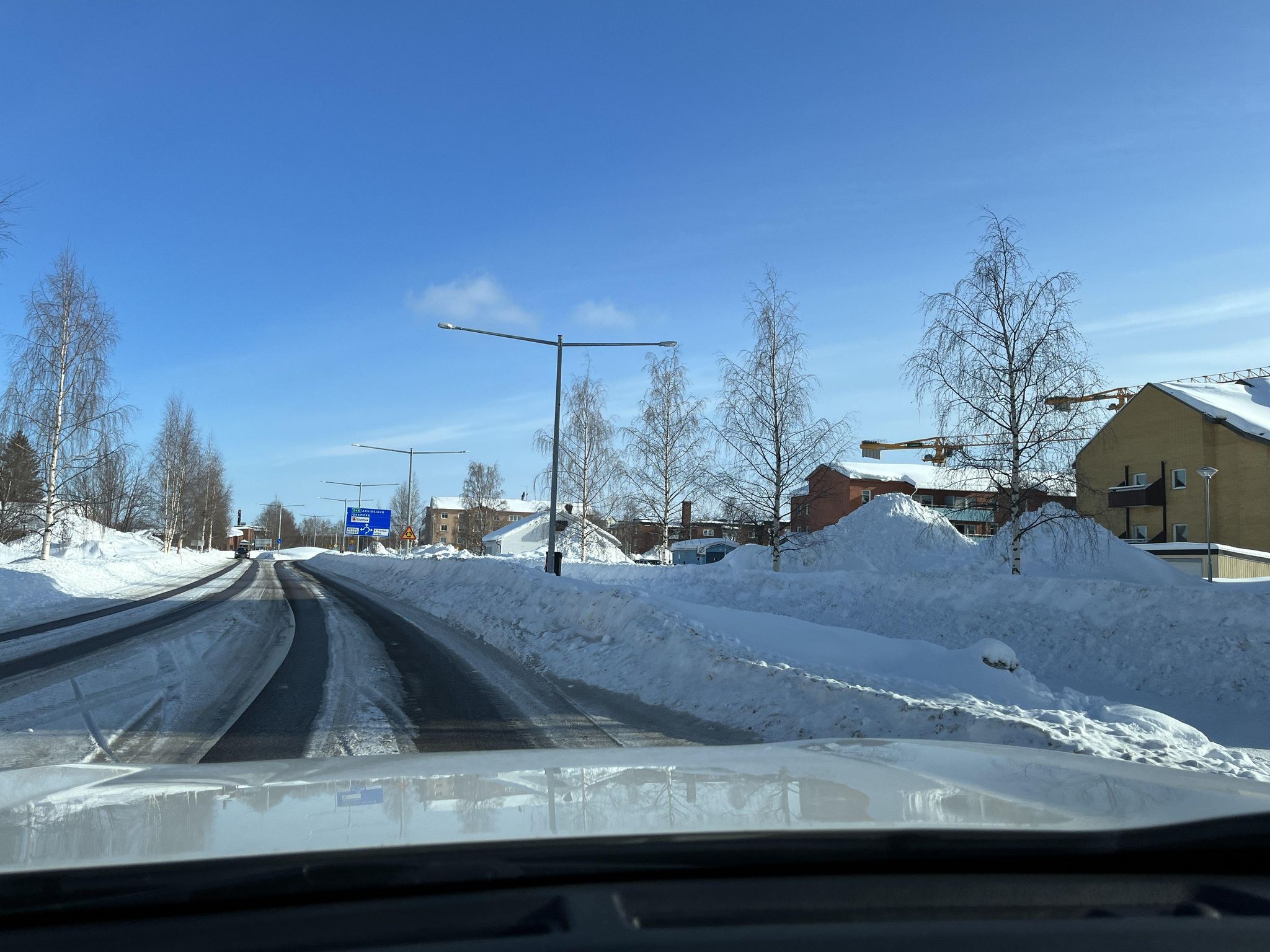 Snow query, Gällivare residential street with red houses.